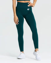امرأة ترتدي طماق Move Seamless | Smaragd Green Solid من WOMEN'S BEST.